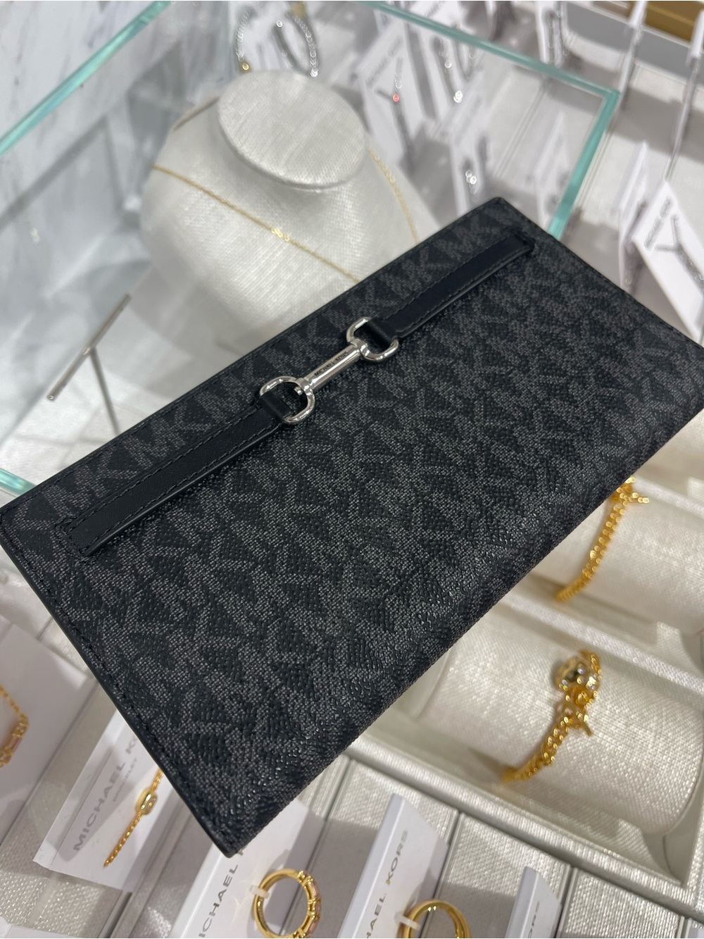 Michael Kors Carson Large Signature Logo Bifold Snap Wallet
Black
NWT - Picture 11 of 16